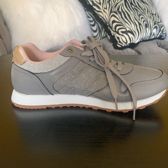 Women Levi’s tennis shoe size 8.5 fits like a 8 - Picture 6 of 10